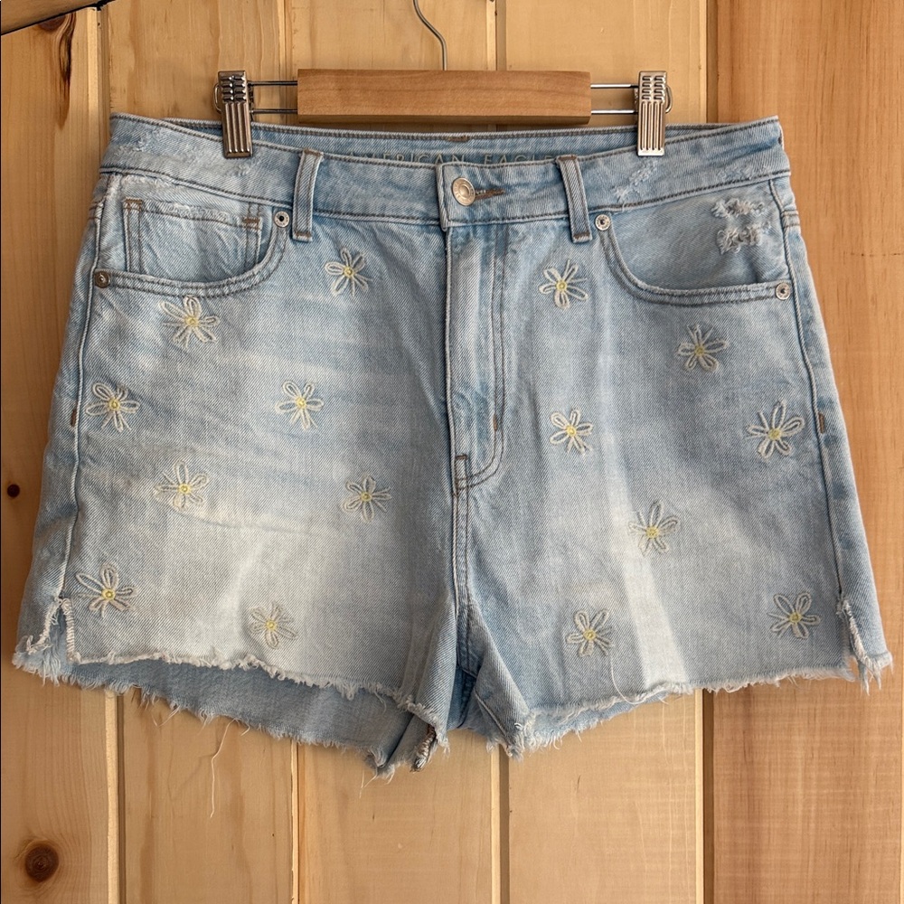 🌼 American Eagle Floral Embroidered Mom Shorts 🌼